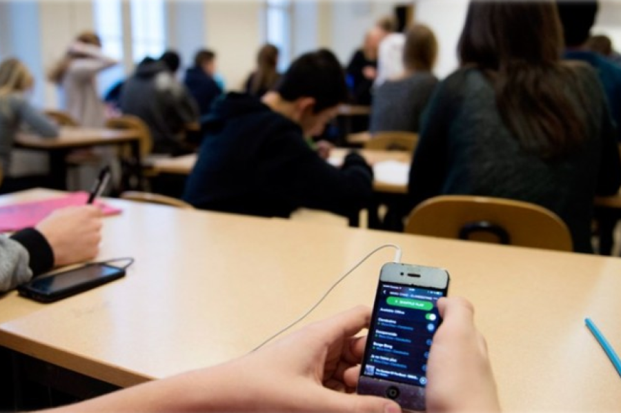 DISTRACTOR DE MODA. Más de la mitad de los adolescentes argentinos se distrae con el celular en clases.