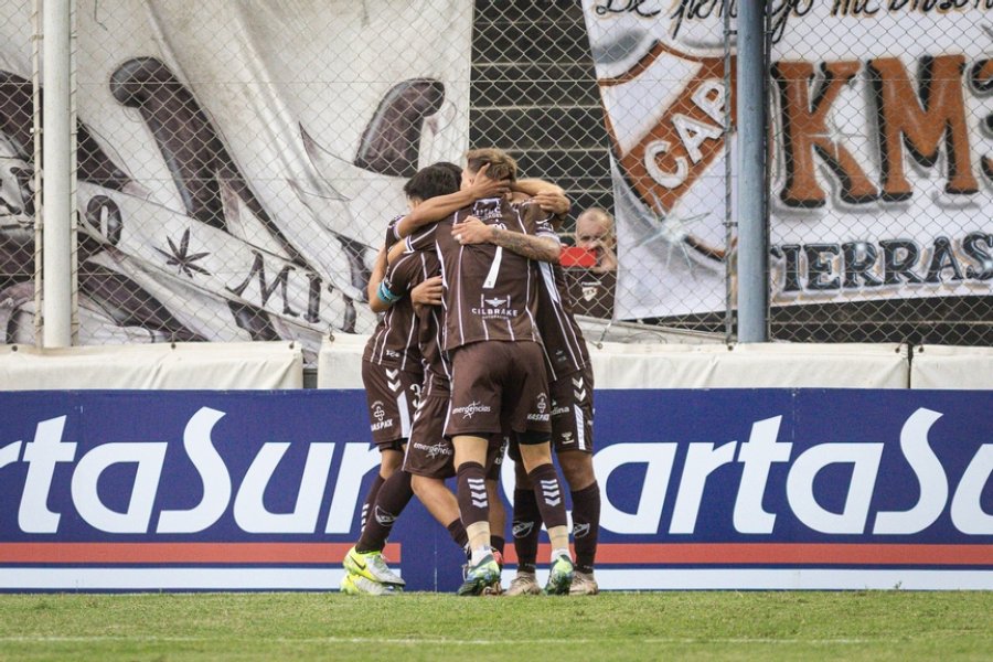 SIGUE EN CARRERA. Platense no tuvo mayores problemas.