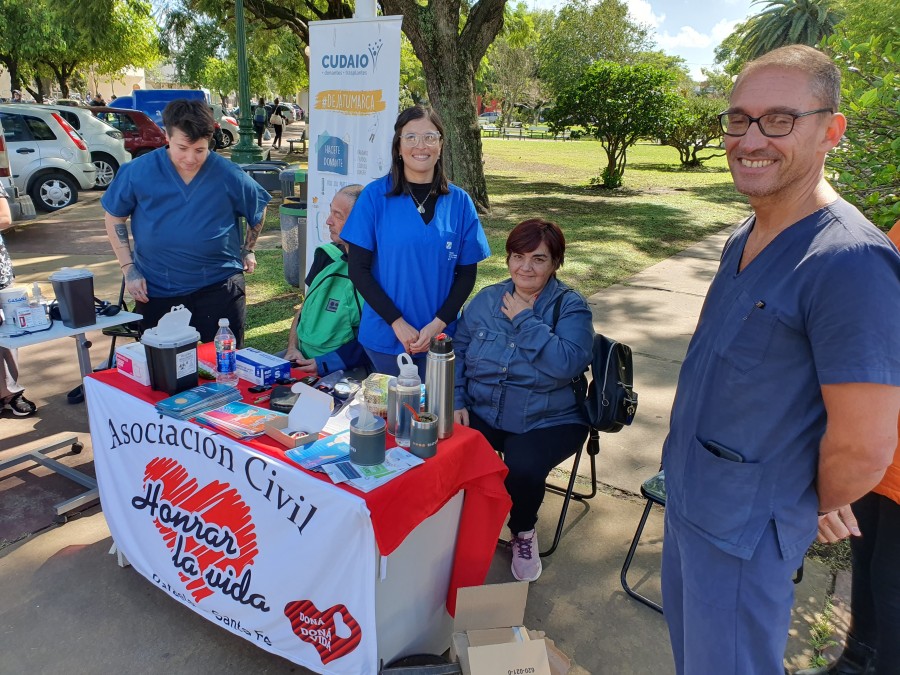 JORNADA. Estuvieron presentes los doctores Alejandro Fiorillo y Andres Bello, la enfermera Romina Martinez, Osvaldo Minighini de la Asociaci&oacute;n Civil Honrar la Vida, entre otros.