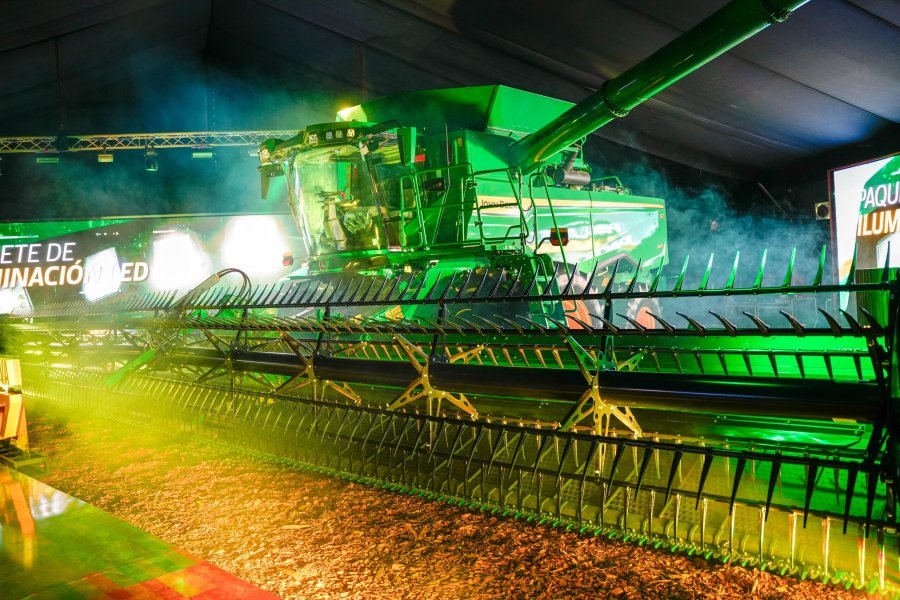 IMPONENTE. La cosechadora se llevó todas las miradas. Tecnología de vanguardia para la máxima eficiencia.