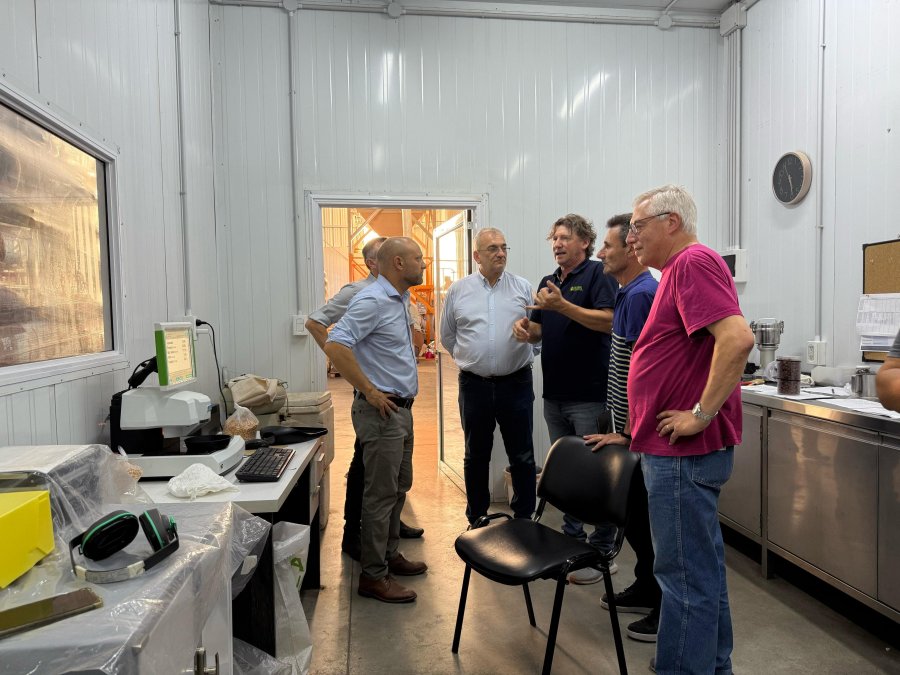 VISITA. Las autoridades durante su recorrida por la planta.