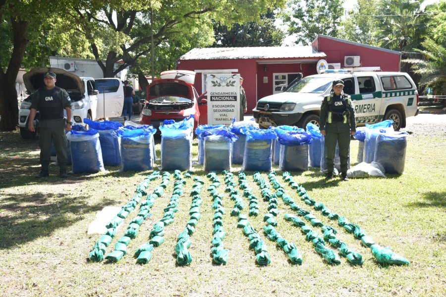 EN EL ACA DE SUSANA. El Fiat Palio y la Toyota Hilux funcionaban coordinadamente a fin de evadir los controles en la Ruta.