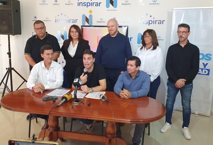 EN CONFERENCIA. Delvis Bodoira present&oacute; a su equipo y lanz&oacute; su candidatura a concejal con el respaldo del diputado Juan Arga&ntilde;araz