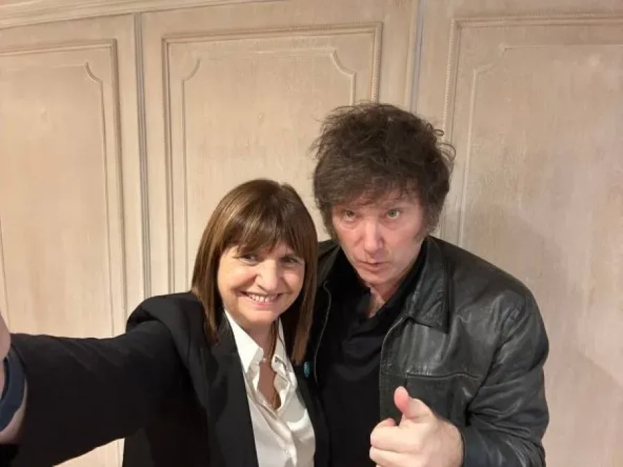 GESTO. Milei respaldó a Bullrich.