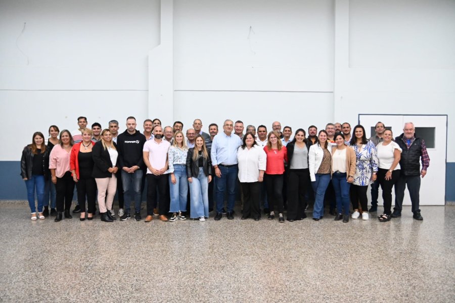 EN MARCHA. Alcides Calvo junto a sus candidatos de Rafaela y distintas localidades del departamento Castellanos.