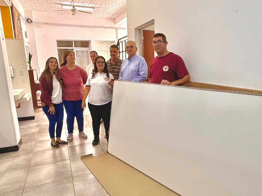 un instante de la visita al establecimiento educativo.