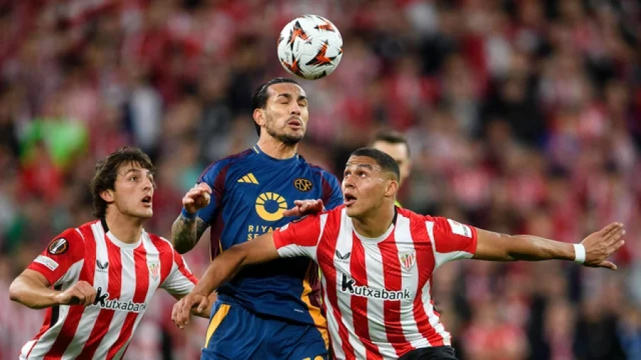 TRASPIE. Paredes disputando el balón ante el A. Bilbao el jueves, donde su equipo fue eliminado.