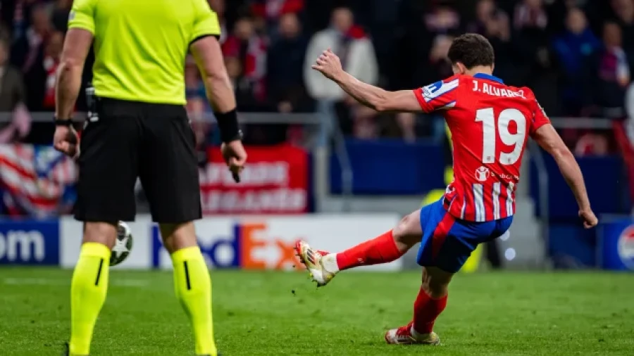 ERROR TECNICO. El argentino Julián Álvarez ejecuta su penal ante la mirada del polaco Szymon Marciniak.