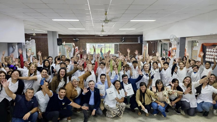 Las autoridades junto a la comunidad educativa.