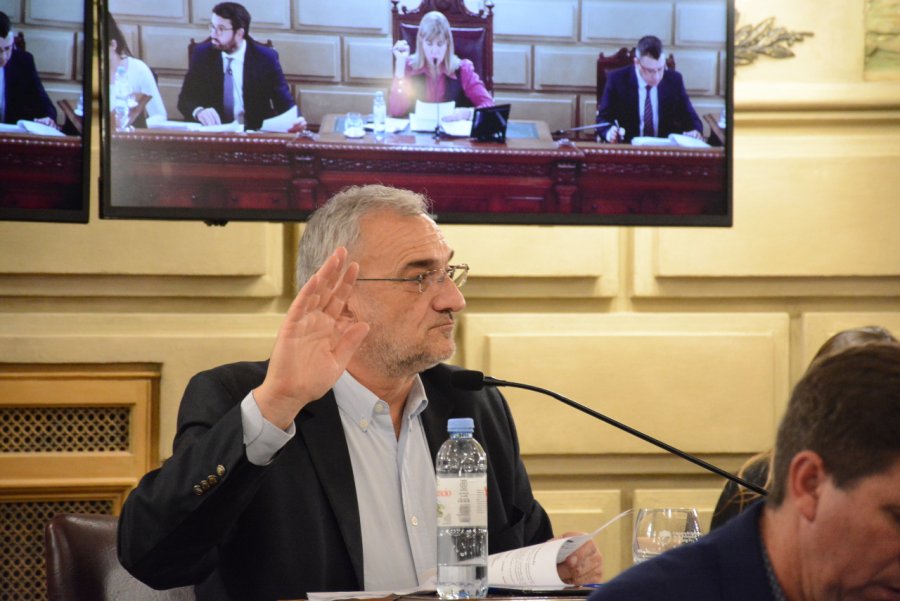 El legislador en su banca.