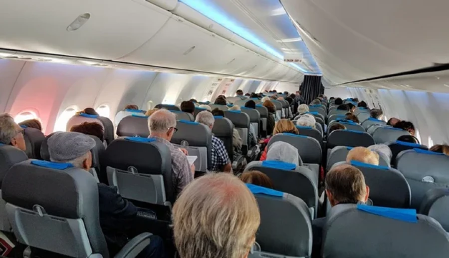 Gran cantidad de argentinos movilizándose en avión.