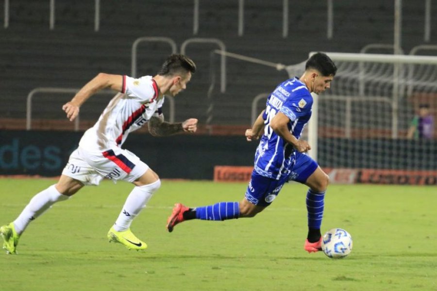ABURRIDO. Sin goles y sin público en el estadio.