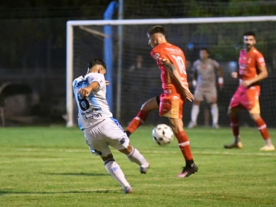 EN EL PREDIO. Ferro ganó ante Atlético.