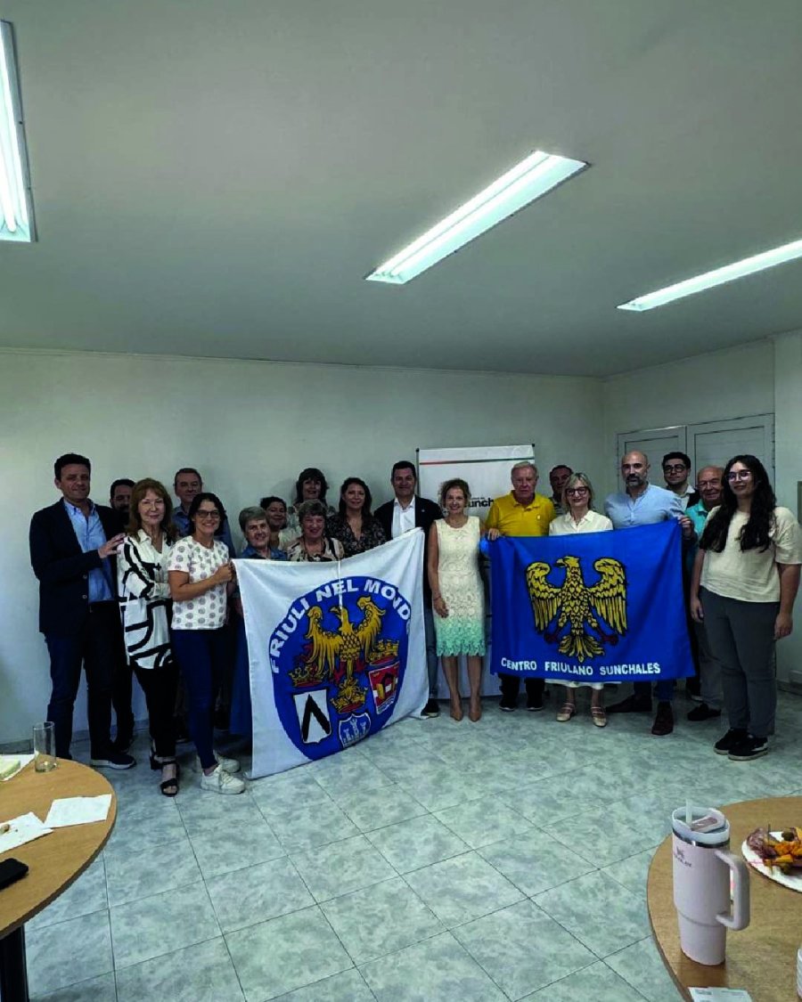la delegación junto a los funcionarios locales.
