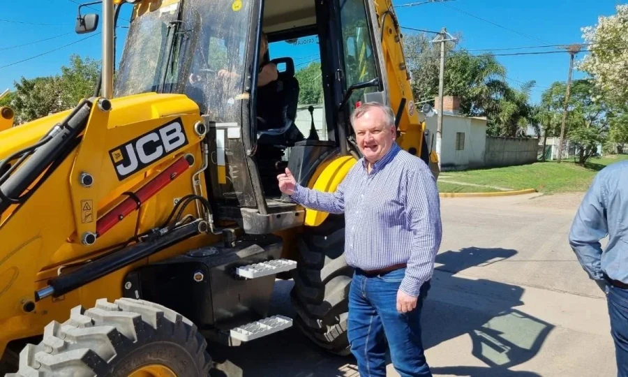 El legislador junto a maquinaria adquirida con Fondos de Obras Menores.
