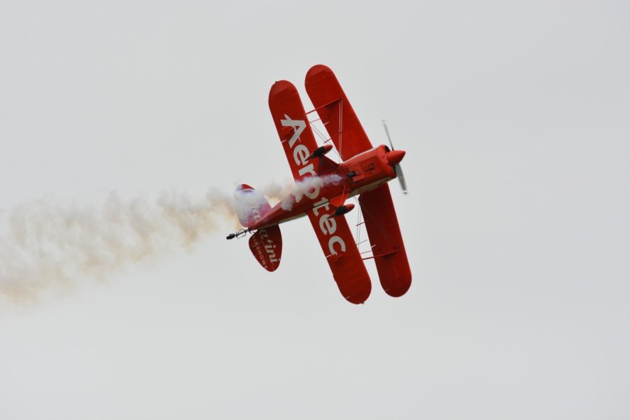 Jorge Malatini ofreciendo su show de acrobacias en el cielo santiagueño.