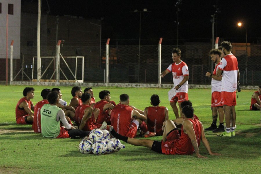 POR UN BUEN INICIO. Barbero y sus dirigidos quieren aprovechar la localía de entrada.