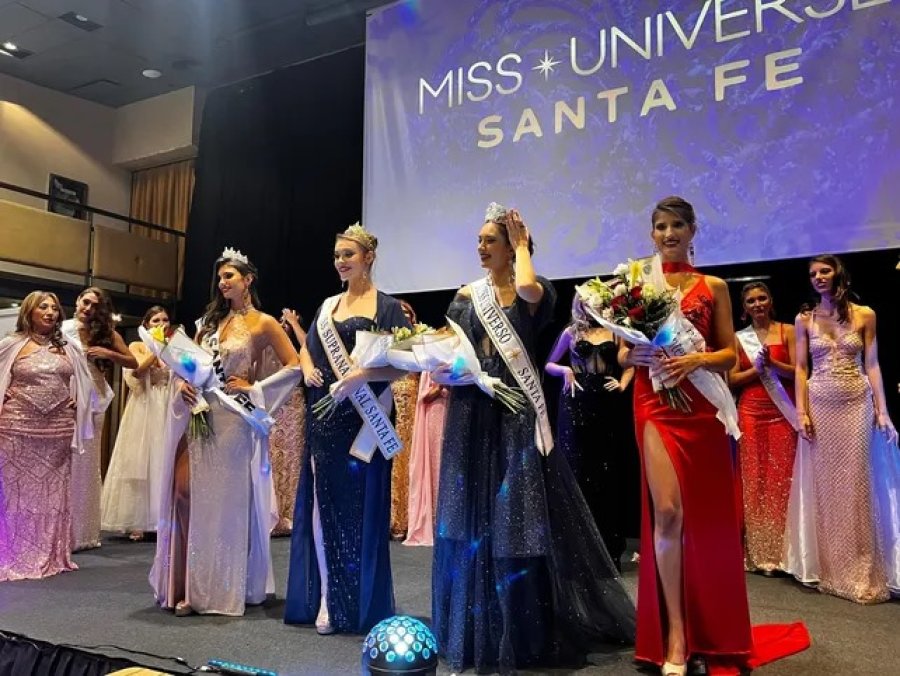 Segunda a la izquierda, Nazarena con su vestido azul luego de resultar ganadora.