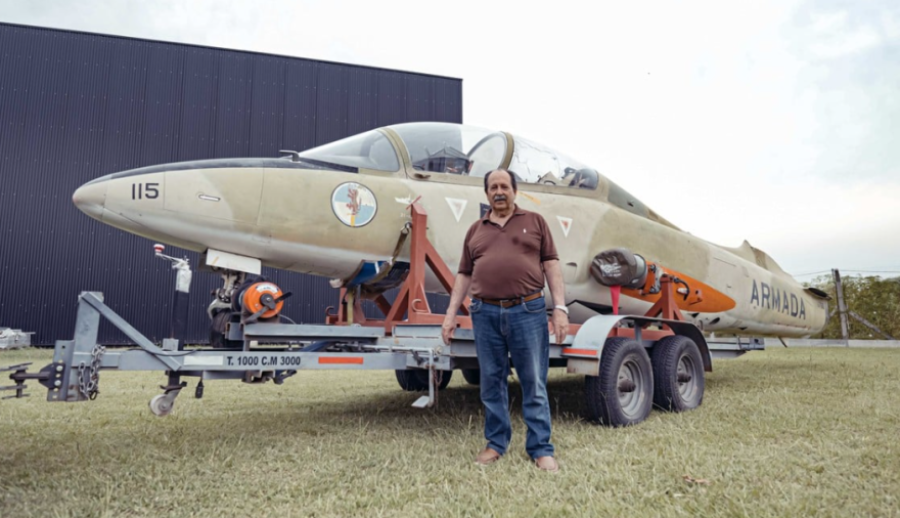 Owen Crippa junto al avión recuperado.