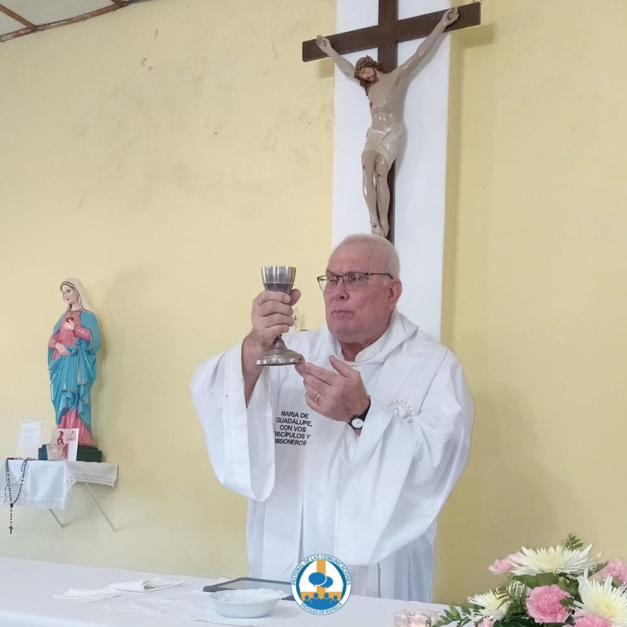 Padre José María Stucky durante la celebración de una misa.