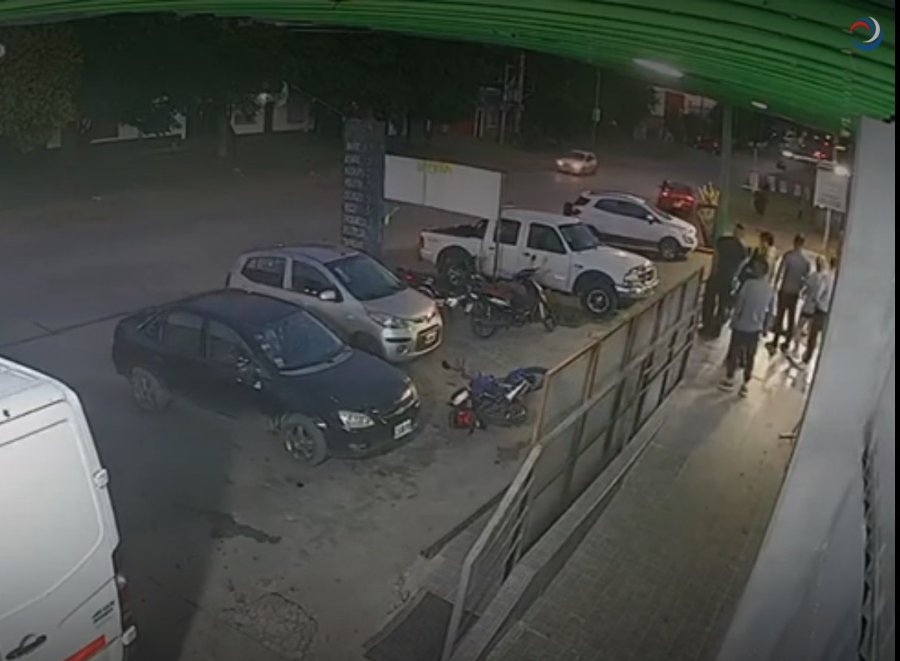 El dueño de la moto se enfrentó a uno de los malvivientes, lo linchó con un palo y, al escaparse, a este lo atropelló un auto.