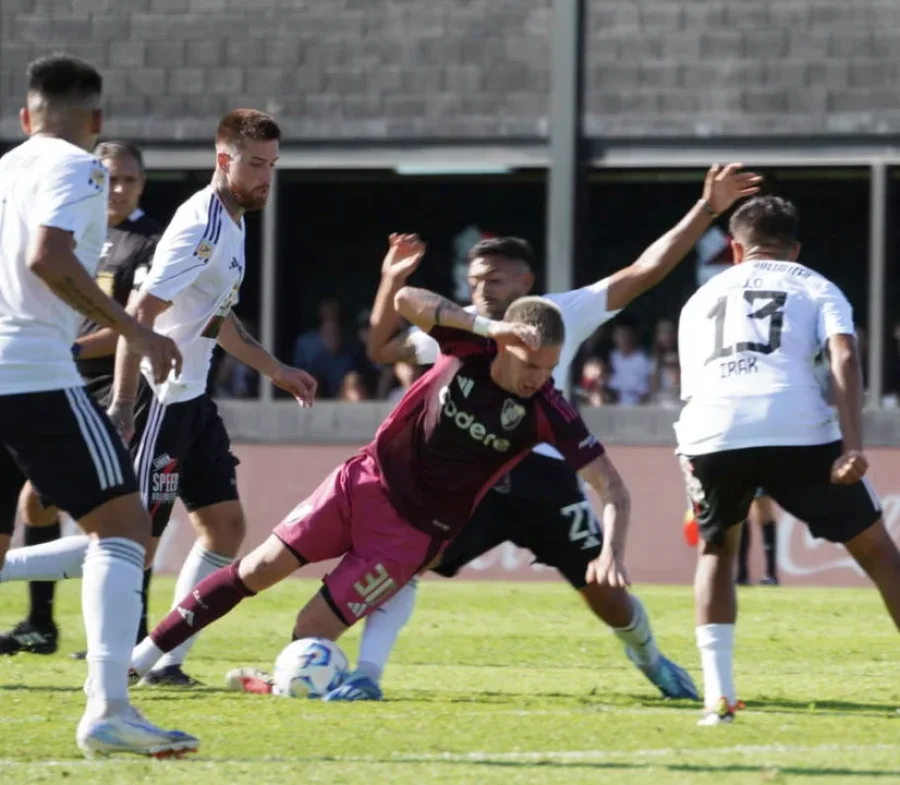 Franco Mastantuono no puede superar la marca de Jonathan Goitia ante la mirada de Rodrigo Gallo.