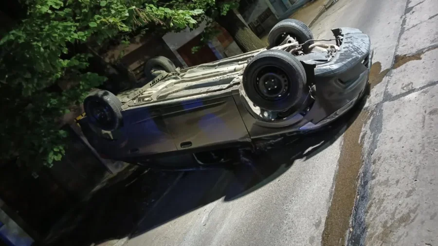 El automóvil Chevrolet Prisma conducido por el policía, terminó volcado en la calle y fue reportado por un vecino que acudió al 911.