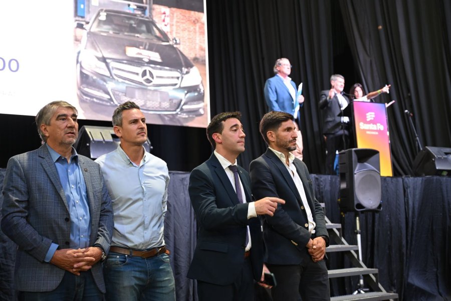 El gobernador Pullaro junto a otras autoridades estuvo presente en la subasta y se mostró muy satisfecho con los resultados obtenidos.