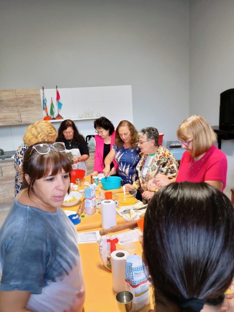 Imagen capturada durante el amasado de los "omentash" confitura dulce, característica de la festividad.