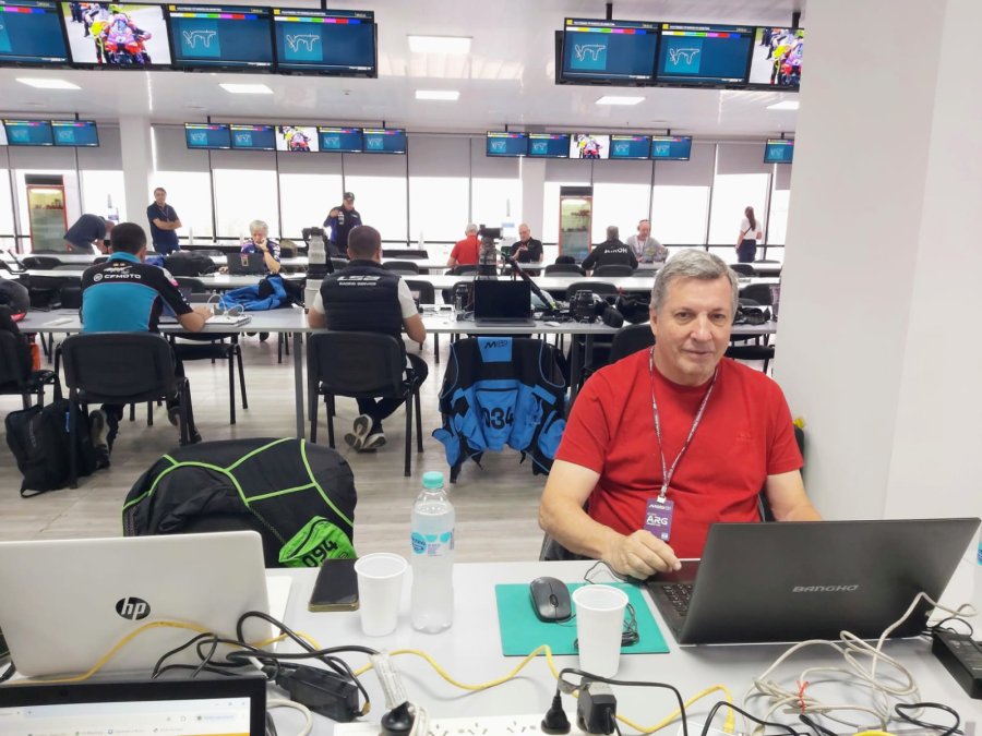 El autor de la nota en la Sala de Prensa del Circuito Internacional de Termas de R&iacute;o Hondo.