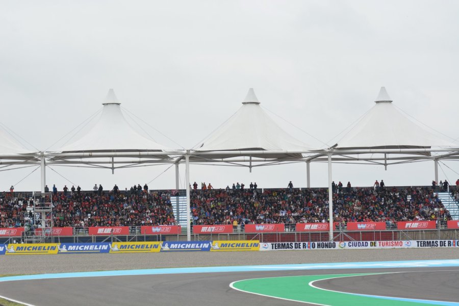 Los fans de Valentino Rossi se ubican desde temprano en la tribuna que lleva su nombre.