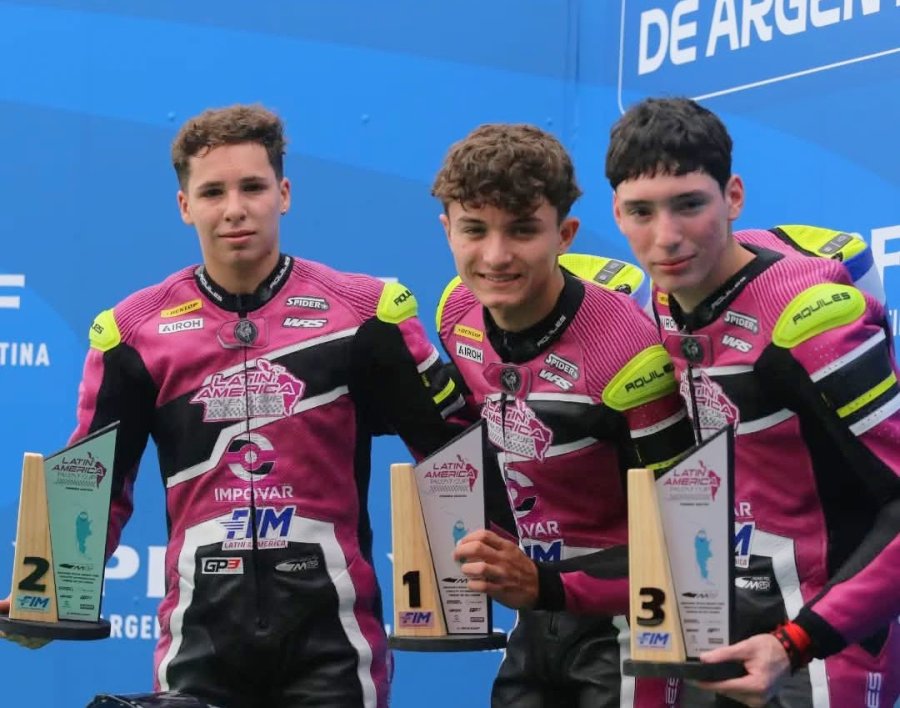 Facundo Mora (2&deg;), Santiago Gossa (1&deg;) y Andoni Dom&iacute;nguez (3&deg;) en el podio de la Carrera 2.