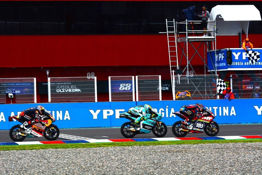 Angel Piqueiras, Adri&aacute;n Fern&aacute;ndez y Jos&eacute; Antonio Rueda en la llegada de Moto3.