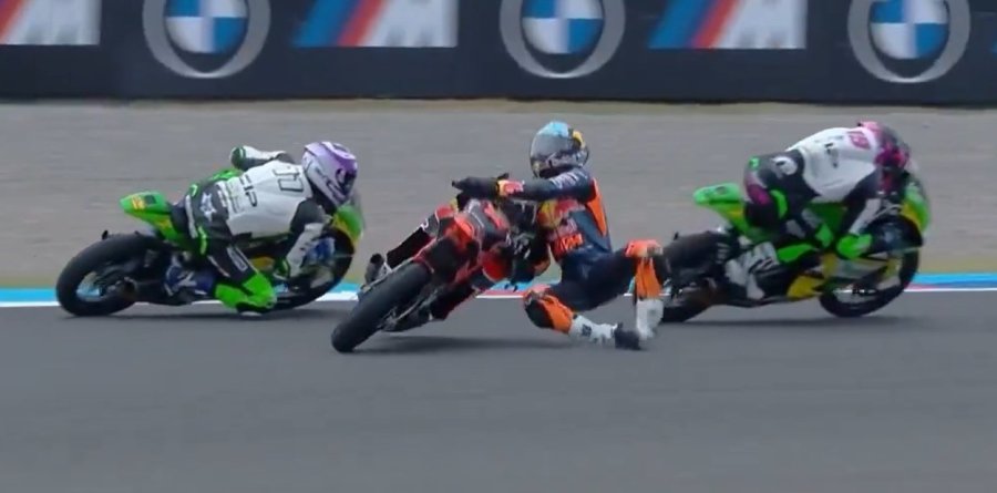 El joven piloto Valent&iacute;n Perrone ya perdi&oacute; el control de su moto tras un toque y luego rodar&aacute; por la pista.