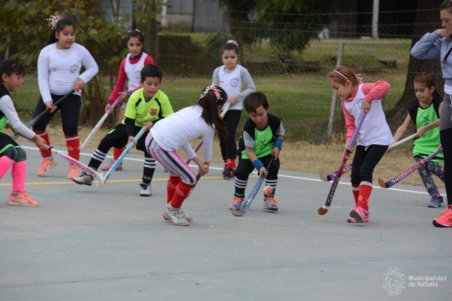 "JUGANDO EN LOS BARRIOS". El objetivo del programa es integrar socialmente a ni&ntilde;os y j&oacute;venes a trav&eacute;s del deporte.