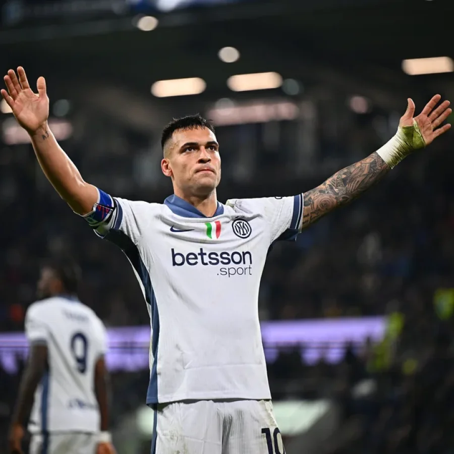 Lautaro Martínez festeja su gol, que sentenció el resultado.