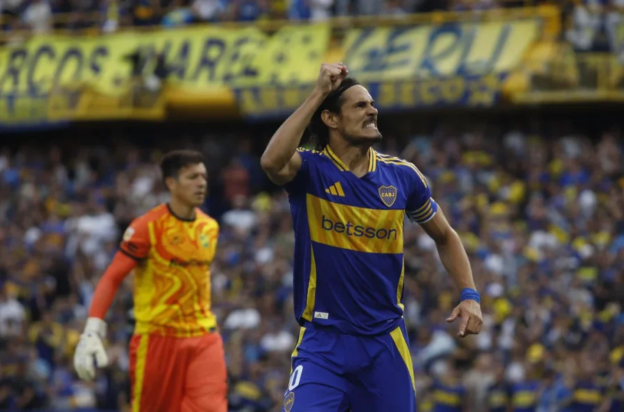 Edinson Cavani festeja su gol, el primero del triunfo de Boca.