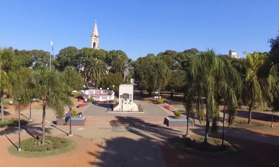 La Plaza 25 de Mayo hoy tiene veredas deterioradas y una deficiente iluminaci&oacute;n.
