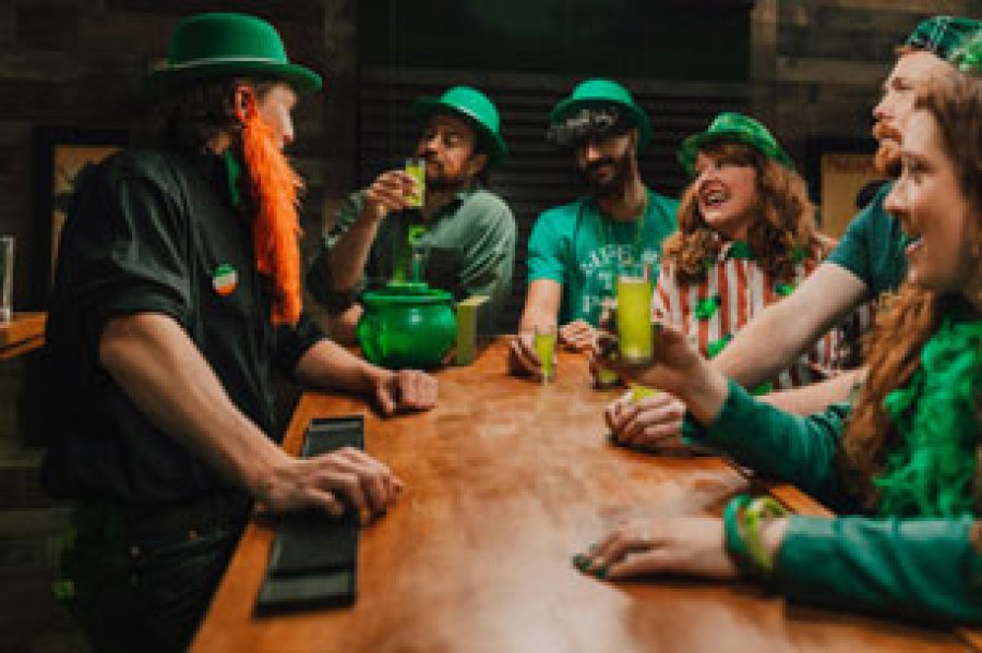 Vestirse de verde y beber mucha cerveza, una tradición en San Patricio.
