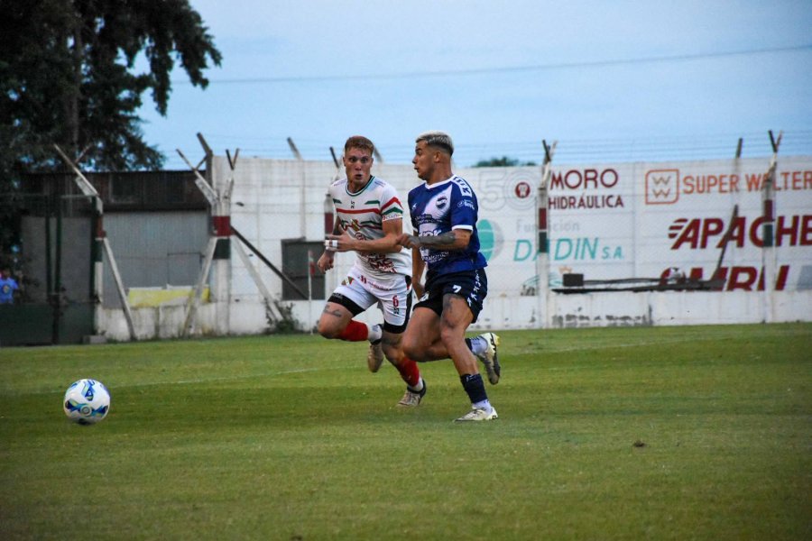 TRASPIE. Kevin Fernández en una de las acciones de la derrota de Ben Hur en Las Parejas.