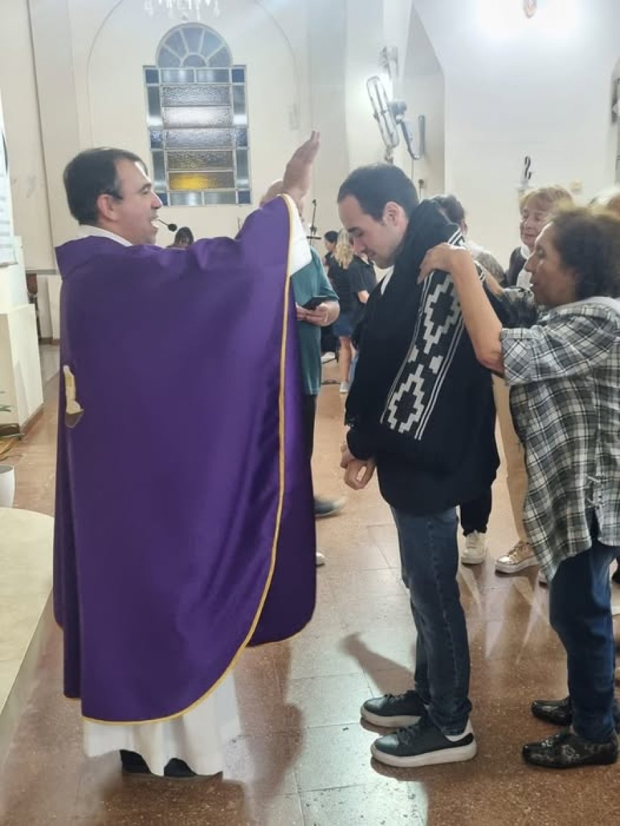 David Retamoso impone el poncho a Andrés Chiappero, colabora Marita Ibarra de Morgada.