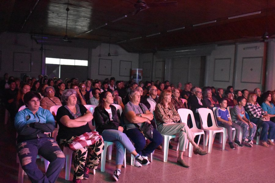 una sala colmada presenció la función.