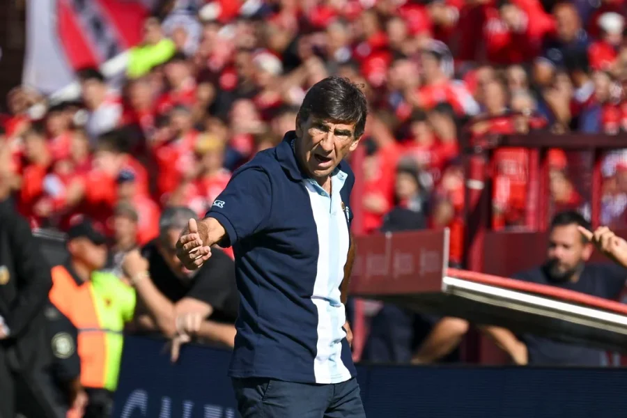 Gustavo Costas se encuentra en Paraguay para el sorteo de la Libertadores.