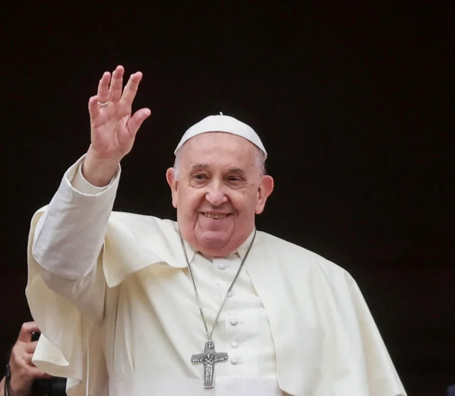 El papa mejora paulatinamente.