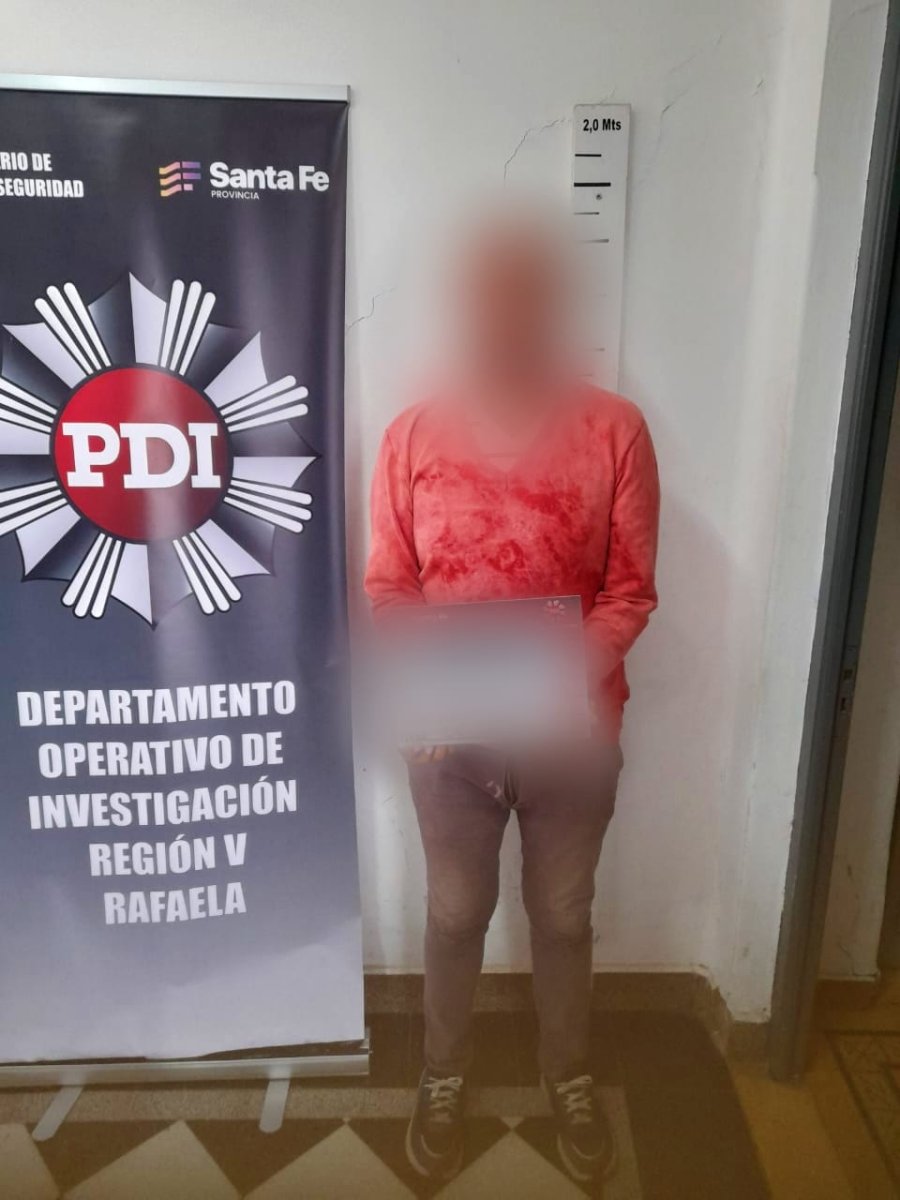 El expolicia Julio Darío K. al ser detenido por la Policía de Investigaciones en calle Luis Fanti de Rafaela.
