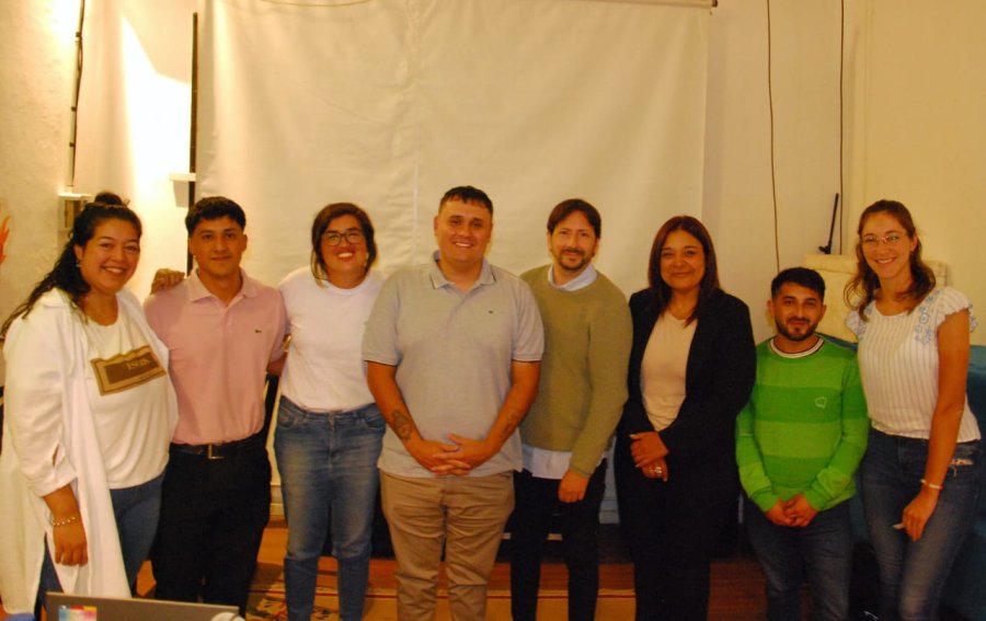 Jos&eacute; Grassino y Mar&iacute;a Acosta junto al resto de los integrantes de la lista.