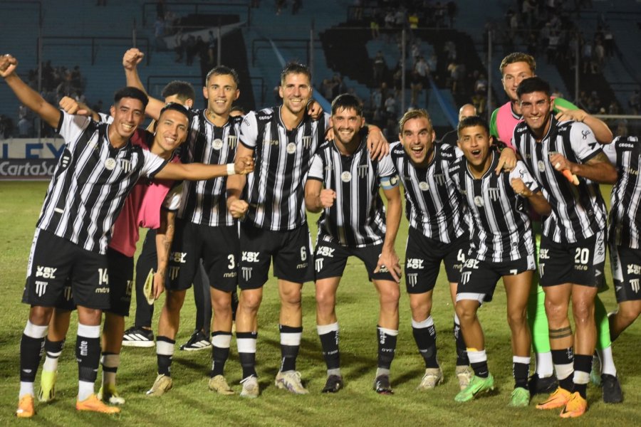 PUNTERO. El Lobo mendocino tras el triunfo ante Temperley.