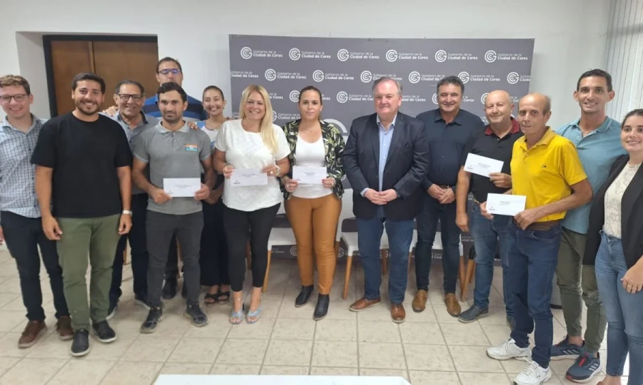 Legisladores y beneficiarios durante el acto en Ceres.