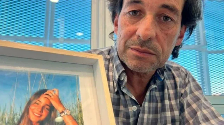 Marcelo Gutiérrez junto al retrato de su hija Catalina.
