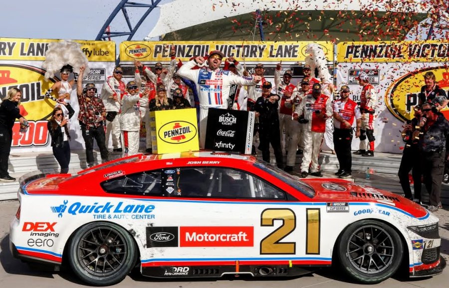 Josh Berry festeja su primera victoria con el Mustang y el equipo Wood Brothers.